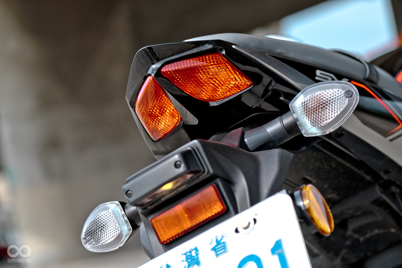 方向燈採用了LED的燈具；尾燈也採用了類似舊款阿魯的設計以及LED的燈具