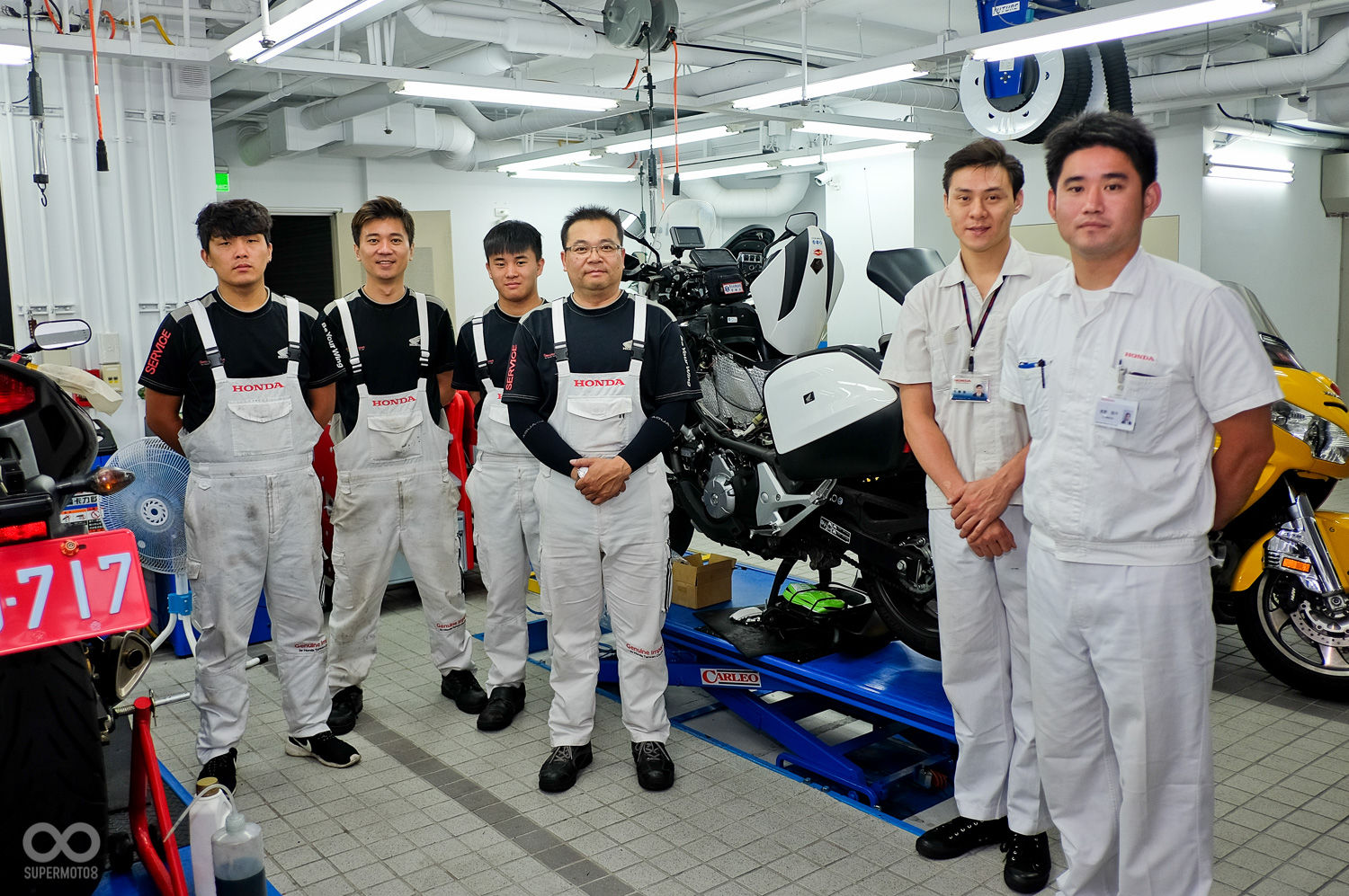 技術長 連建隆（左四）日本技師 姬野翔平（右一）與專業的技師團隊一同合影