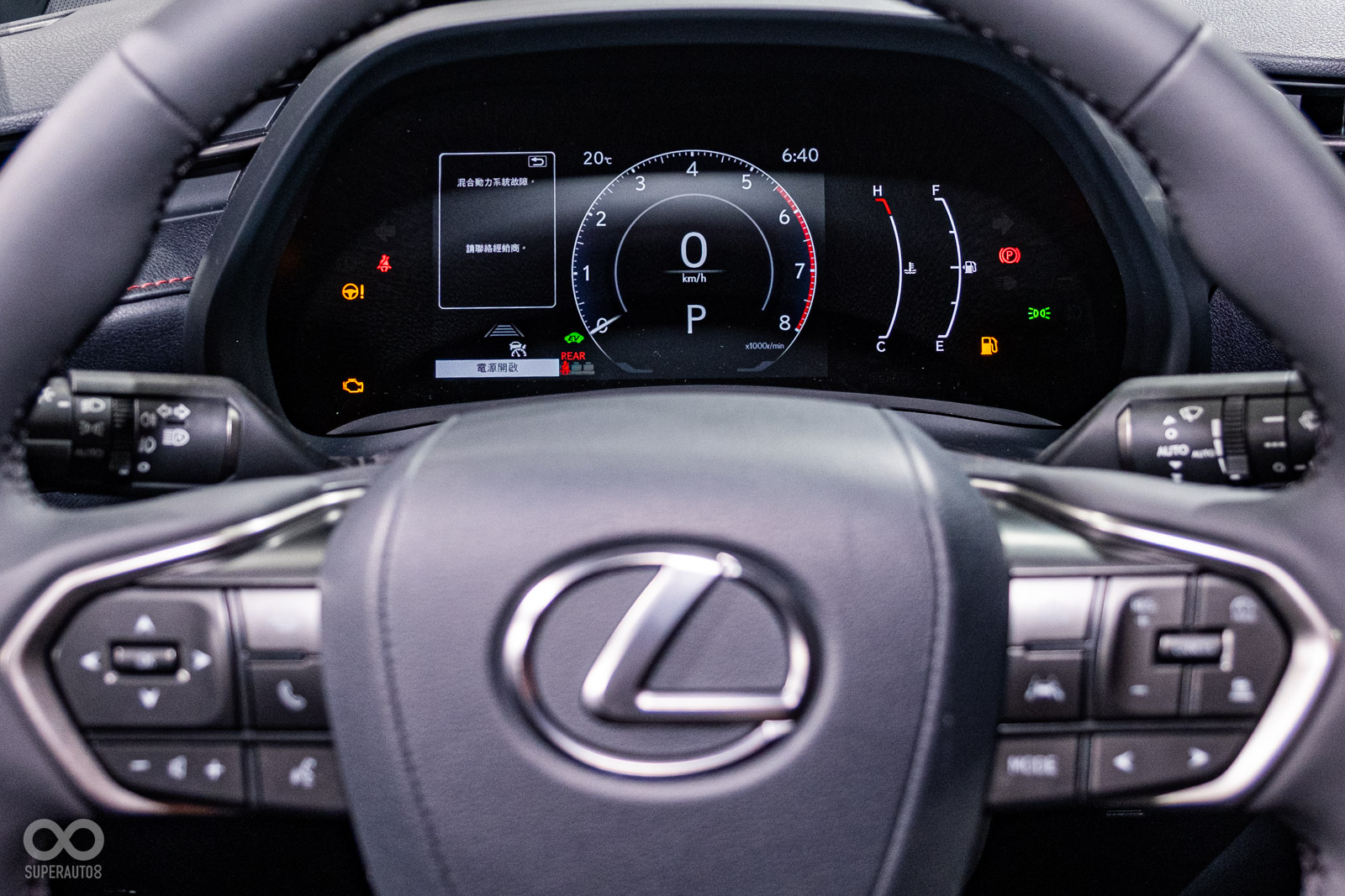 現場展示車款配有數位儀表