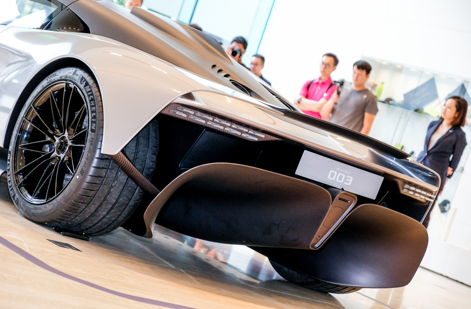 後方的擾流系統相當誇張,尾翼導入FlexFoil是值得注意的亮點