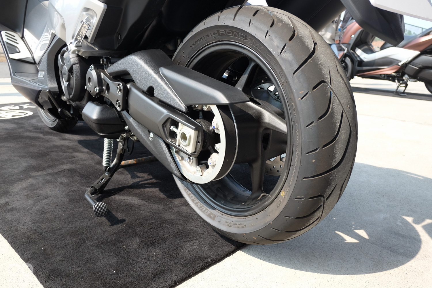 YAMAHA透過引擎配置調整,在軸距維持不變的情況下將搖臂加長了40mm,使車輛的穩定性獲得提升