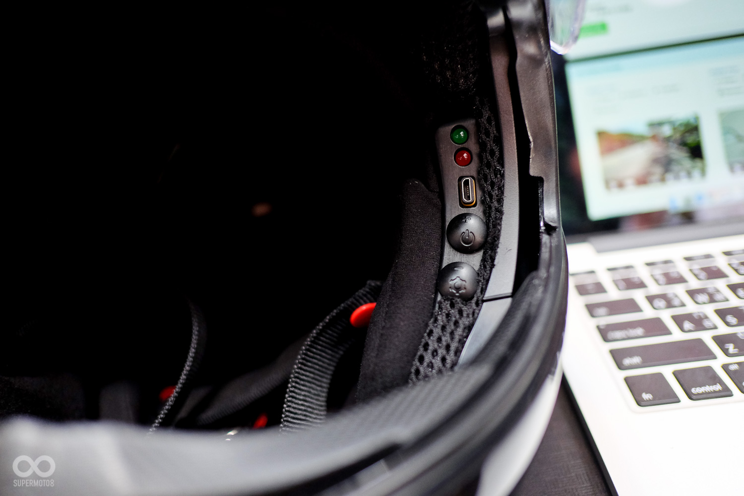 使用通用性極高的microUSB充電及傳輸