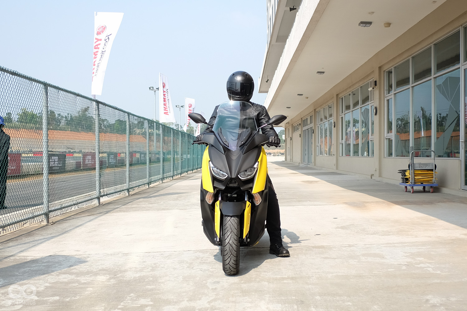 照片中的騎士身高180cm，雙腳剛好能夠平貼地面，但對於身材較嬌小的騎士而言就會顯得有些辛苦