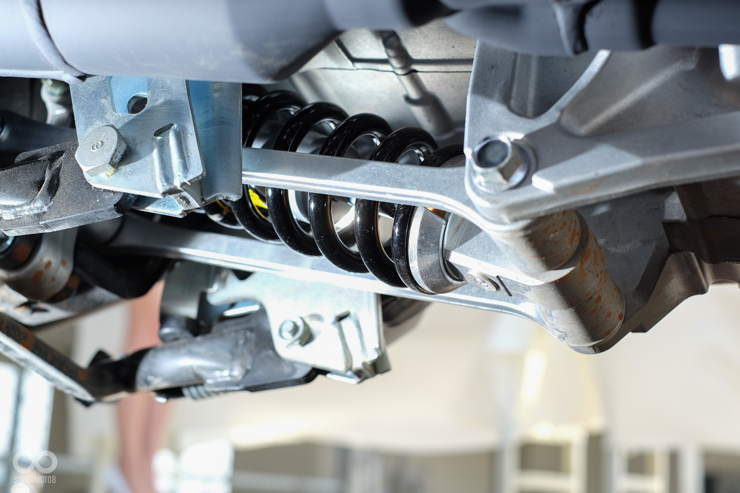 後懸吊採用中置多連桿設計,擁有更好的減震效率,避震器調整時也擁有更大的包容範圍