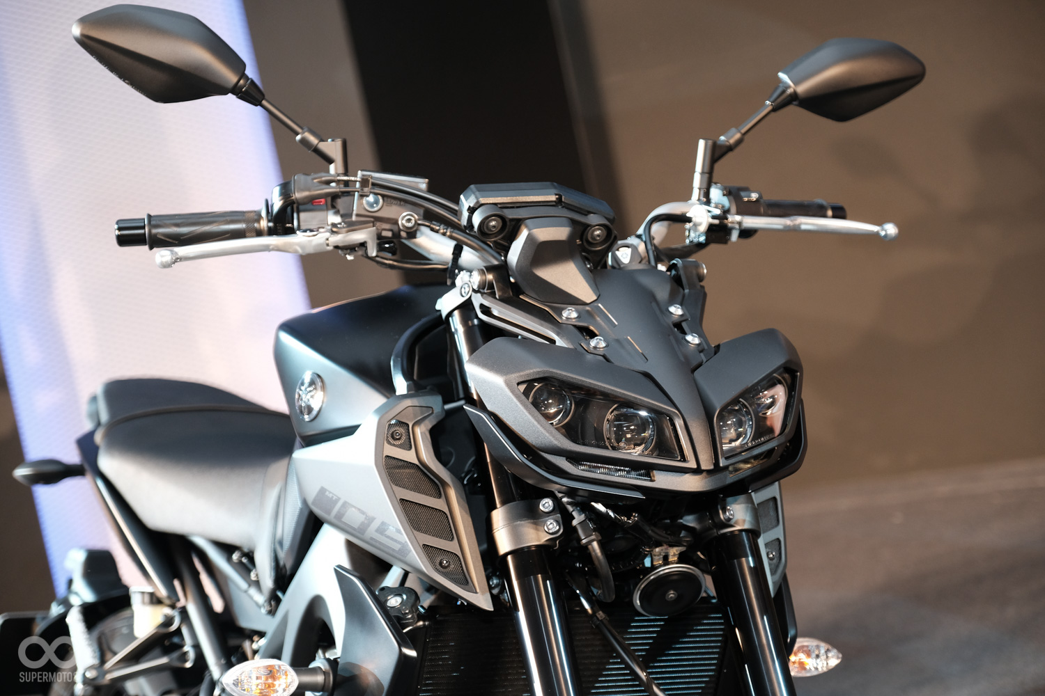 新一代的MT-09車頭造型承襲自老大哥MT-10，線條剛硬稜角銳利，搭配上LED燈具機械感十足