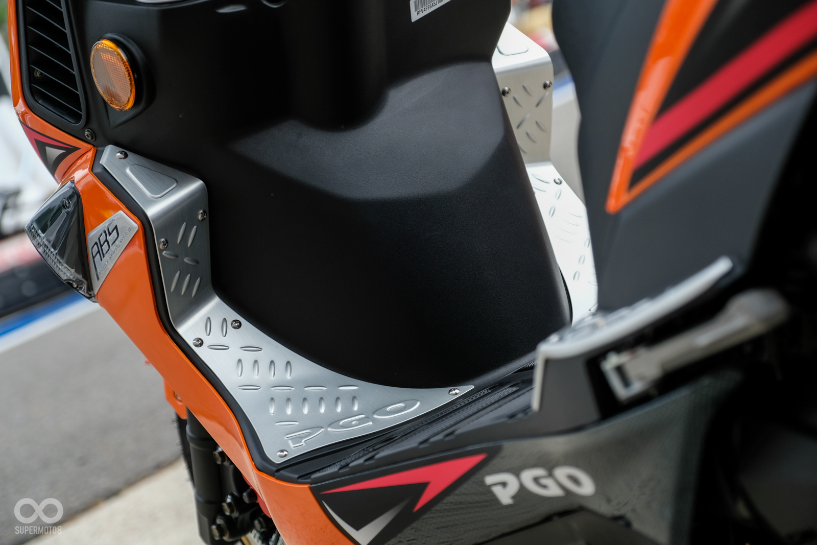 PGO也提供金屬踏板供消費者加購