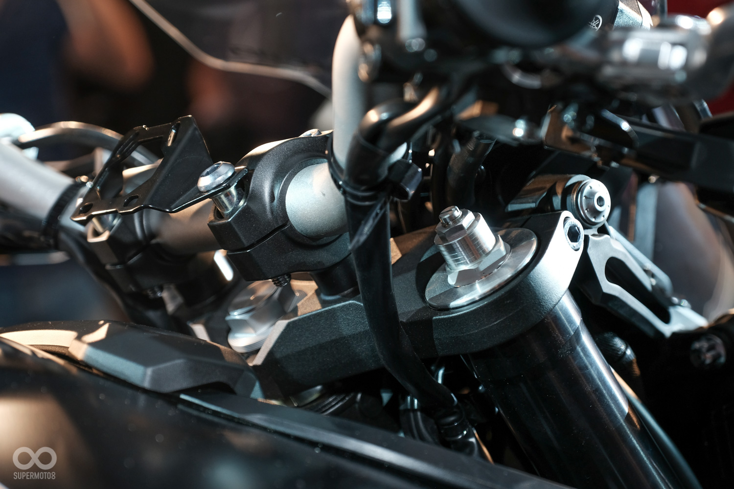 41mm的倒立式前叉在新車上還加入了壓側阻尼調整的功能，使作動更為細膩