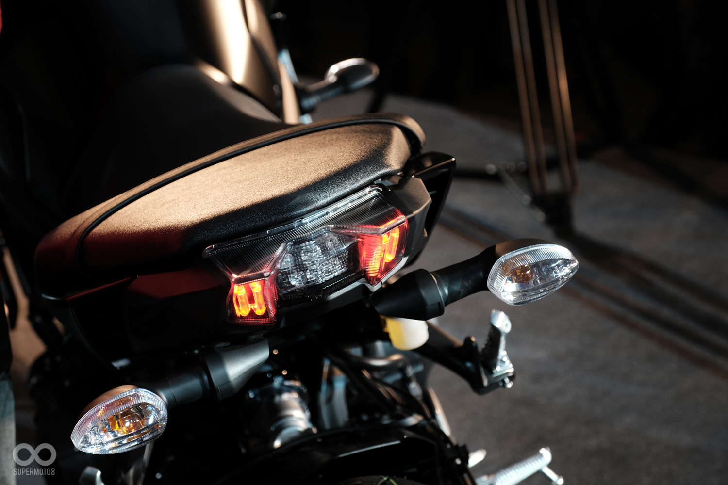 牌架改為分離式設計，使車尾的線條更為洗鍊動感