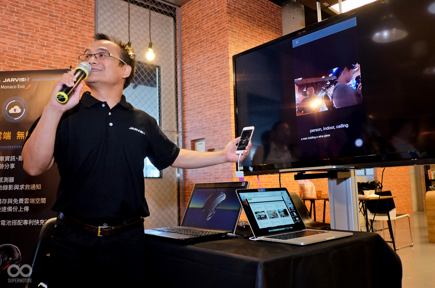 攝影鏡頭配合即時運算，系統立刻辨識出現場有人群甚至酒杯也辨識得出來