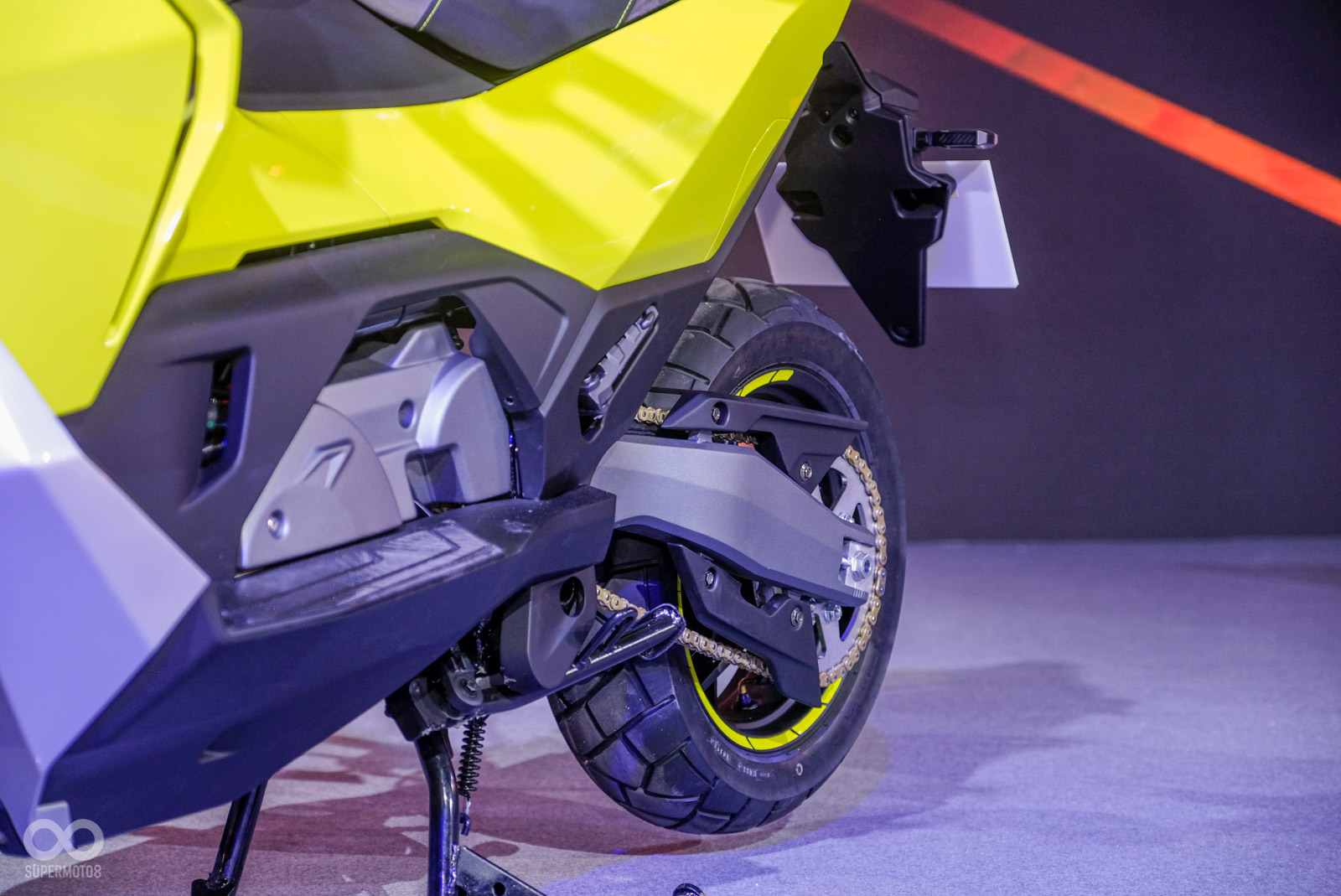 引擎將搭載新開發的427c.c.引擎，擁有4.1公斤米的扭力，後搖臂同樣使用PTM系統，也與CV-R2一樣採用鏈條傳動