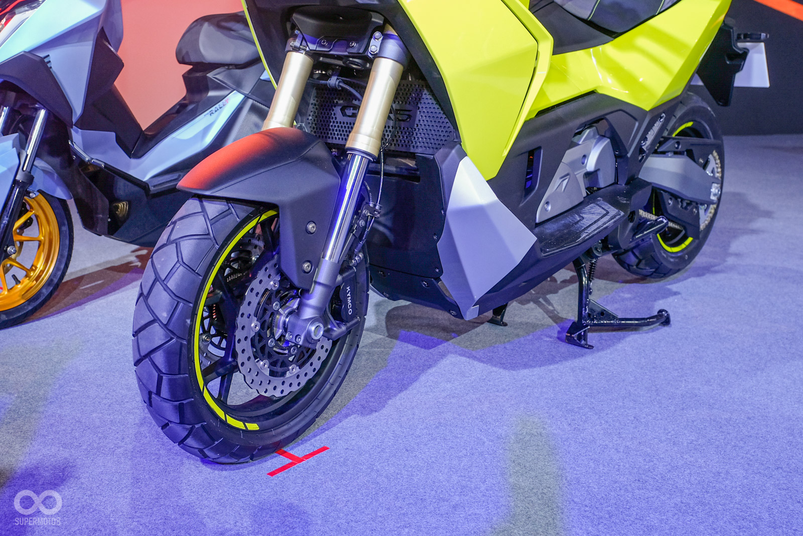 極為粗壯的金色倒立式前叉，配上前雙碟、ABS煞車系統