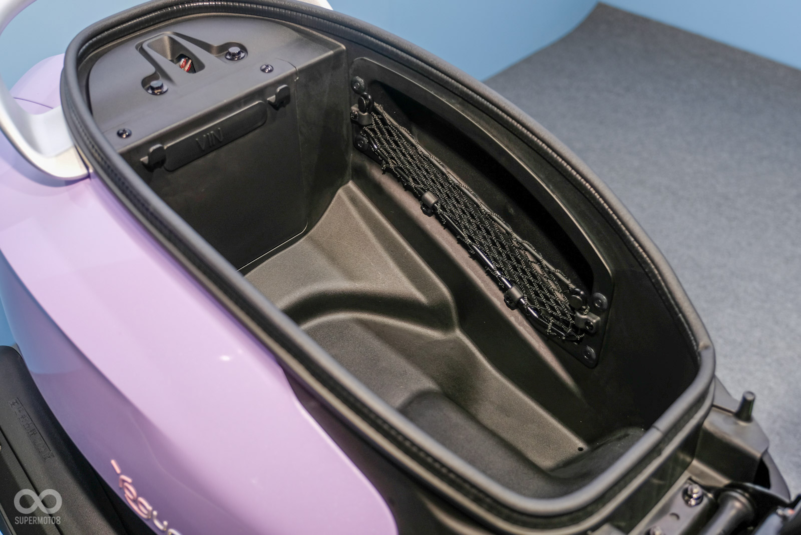 26.4公升的車廂空間；側面有乾濕分離隔艙