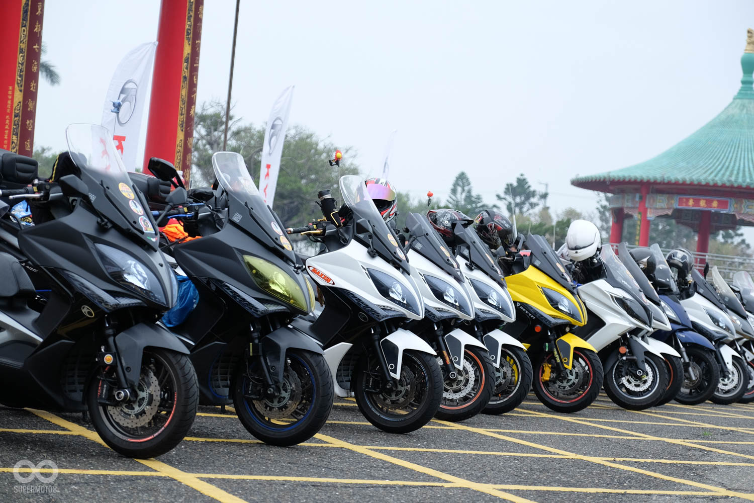 雖然飄著細雨,但這仍無法澆熄車友們的熱情,不少車友早早就到了現場集合