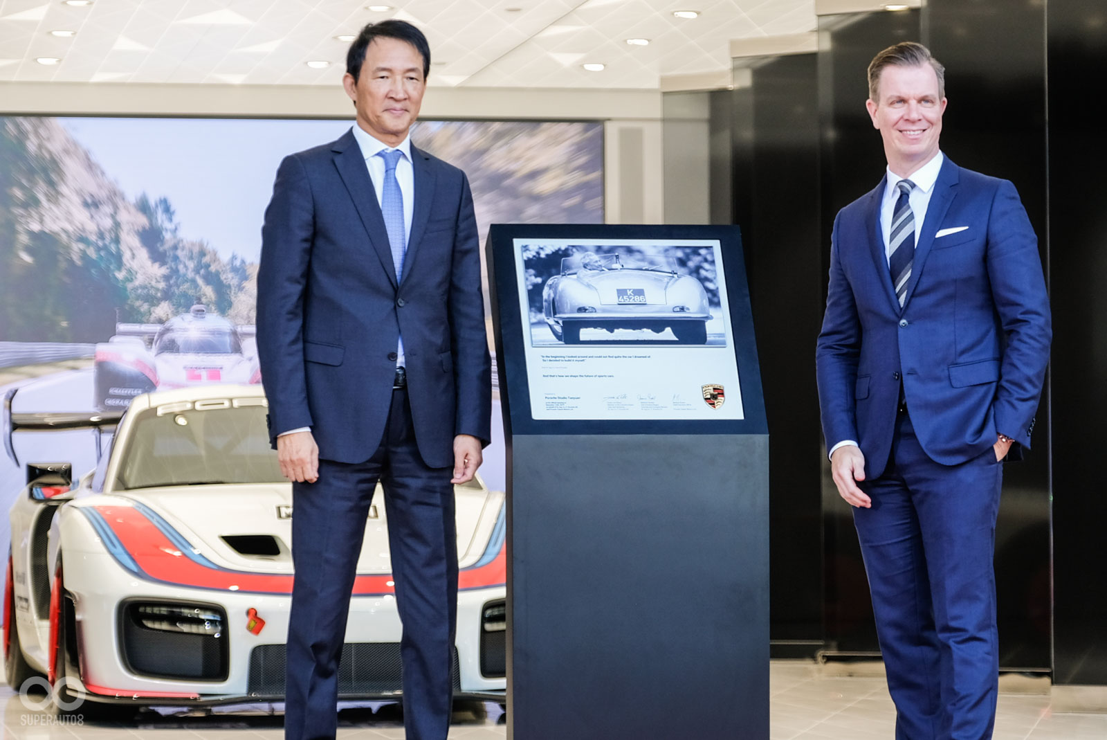 台灣保時捷CEO Mathias Busse親自授與原廠認證,宣布全台首間Porsche Studio都會概念店於桃園正式開幕