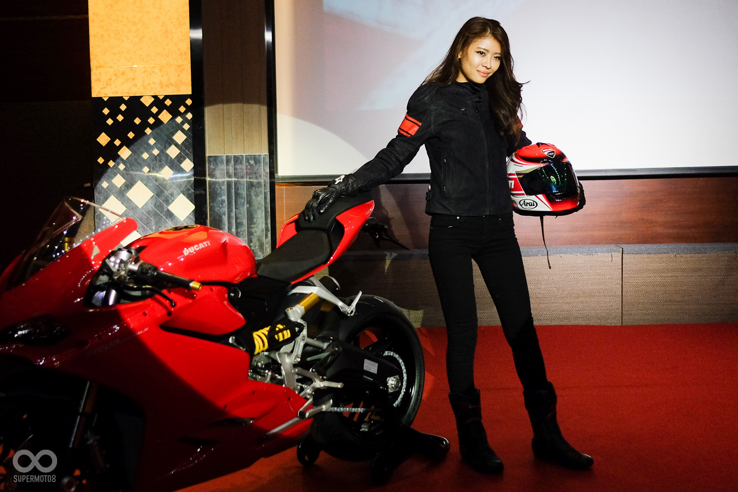 騎士居然是個大美女!!!