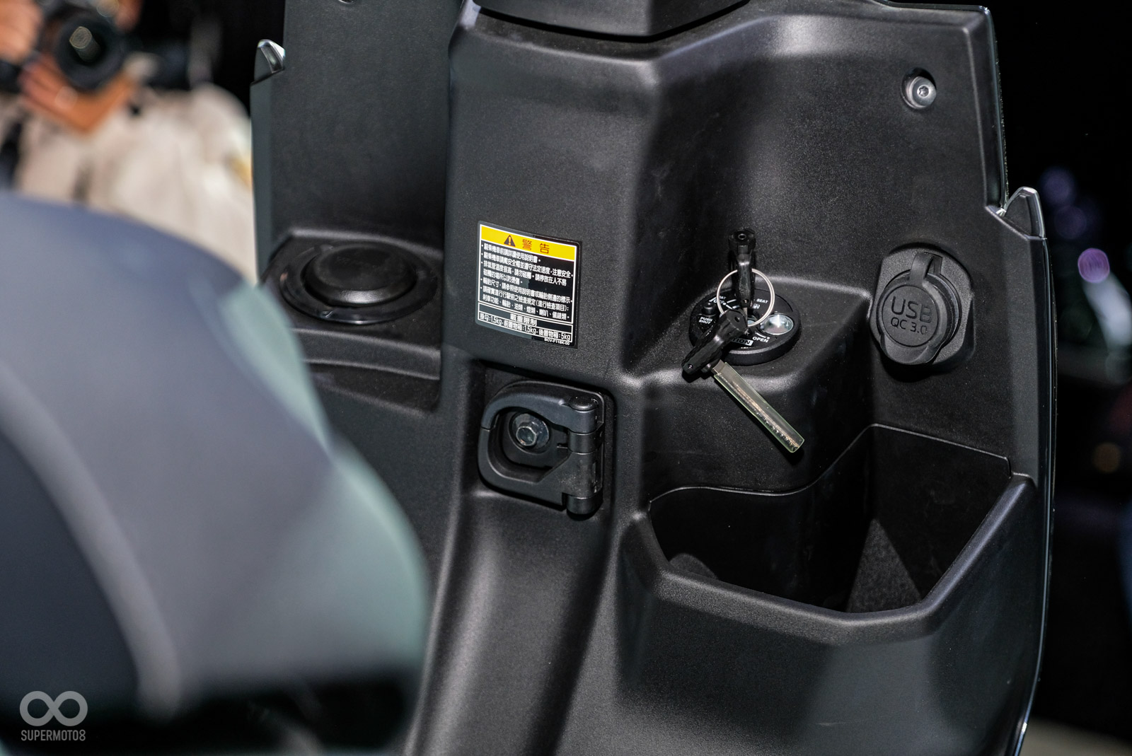 Limi DELUXE導入QC 3.0 USB快充充電座