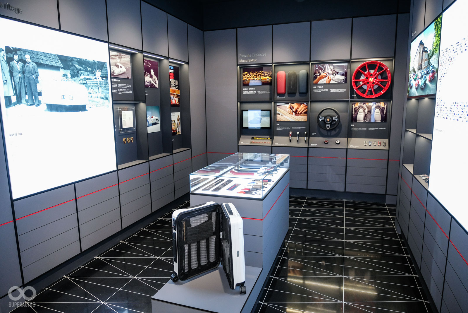 另一區則有精彩的選配專區,以及介紹PORSCHE歷史的回顧牆