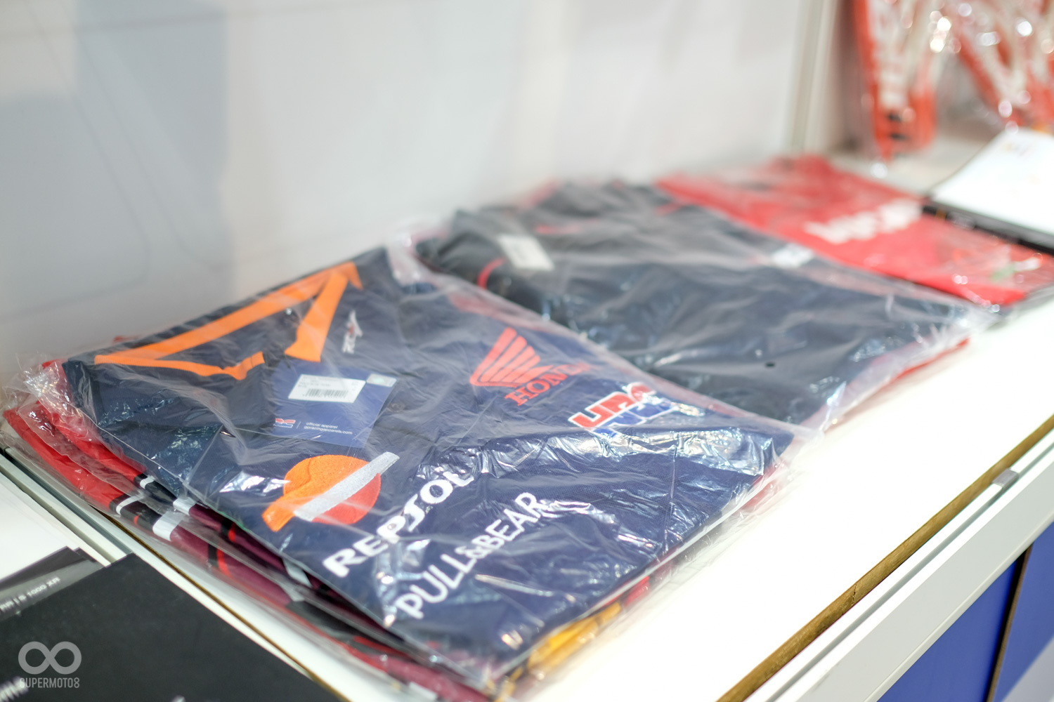凡選手T-shirt、車隊經理衫、拖鞋、馬克杯、棒球帽一應俱全，讓喜歡MotoGP的車迷朋又們滿載而歸