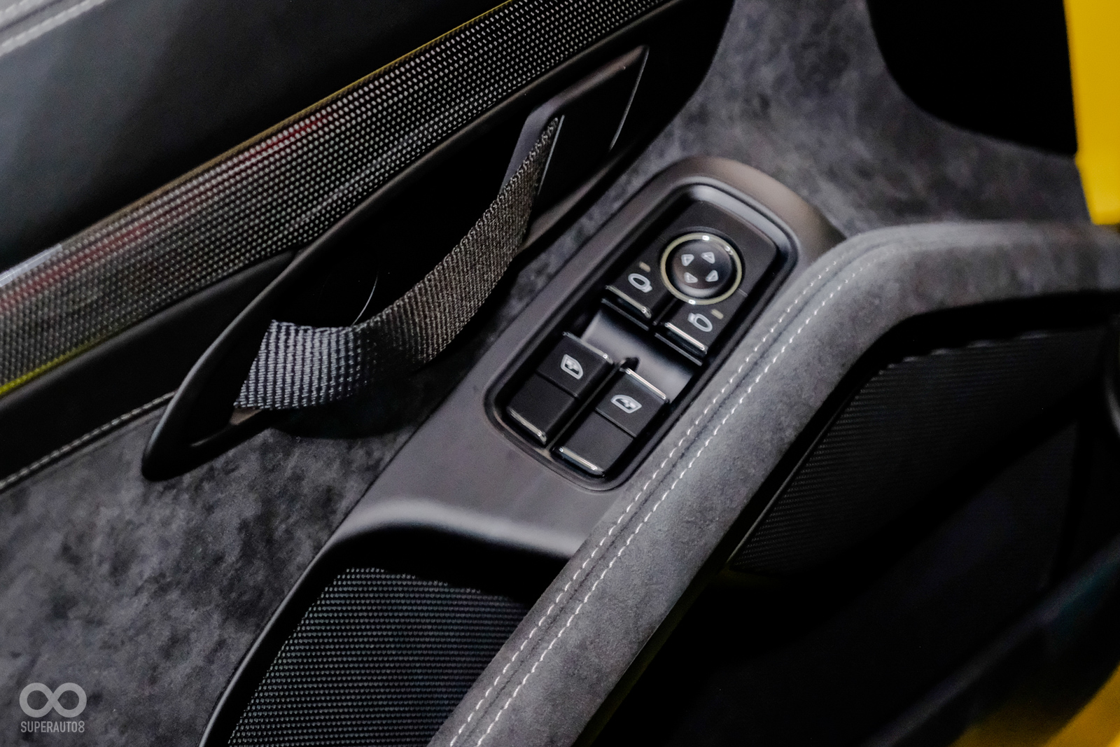 內裝同樣極致輕量化