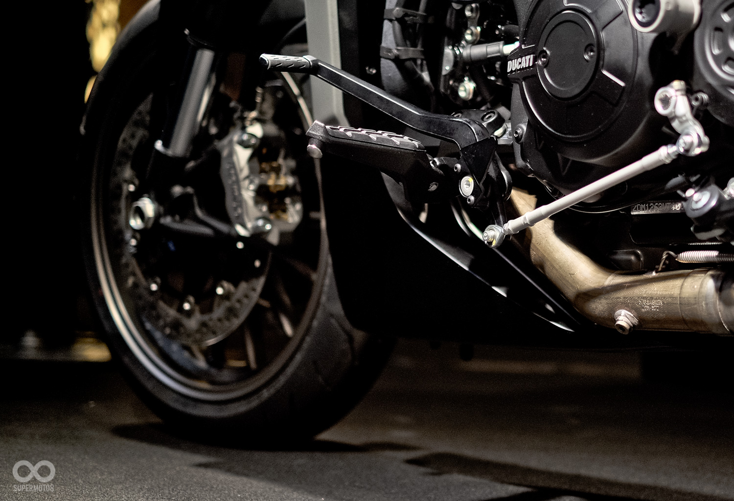 採取美式座姿,但腳踏的位置設置的相當高,以保留Ducati彎道的熱血風格