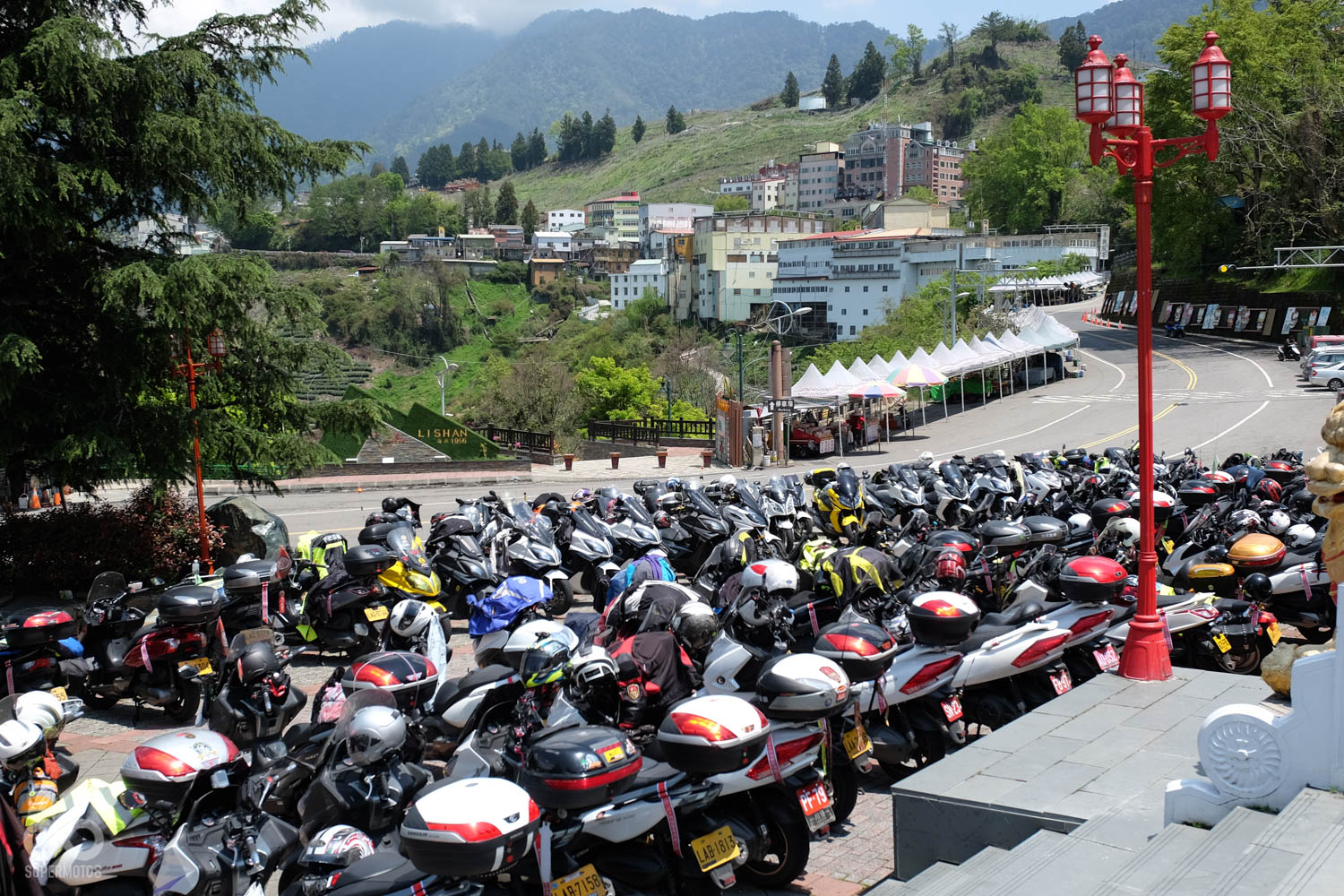 近兩百台車把梨山賓館的停車場塞得滿滿滿