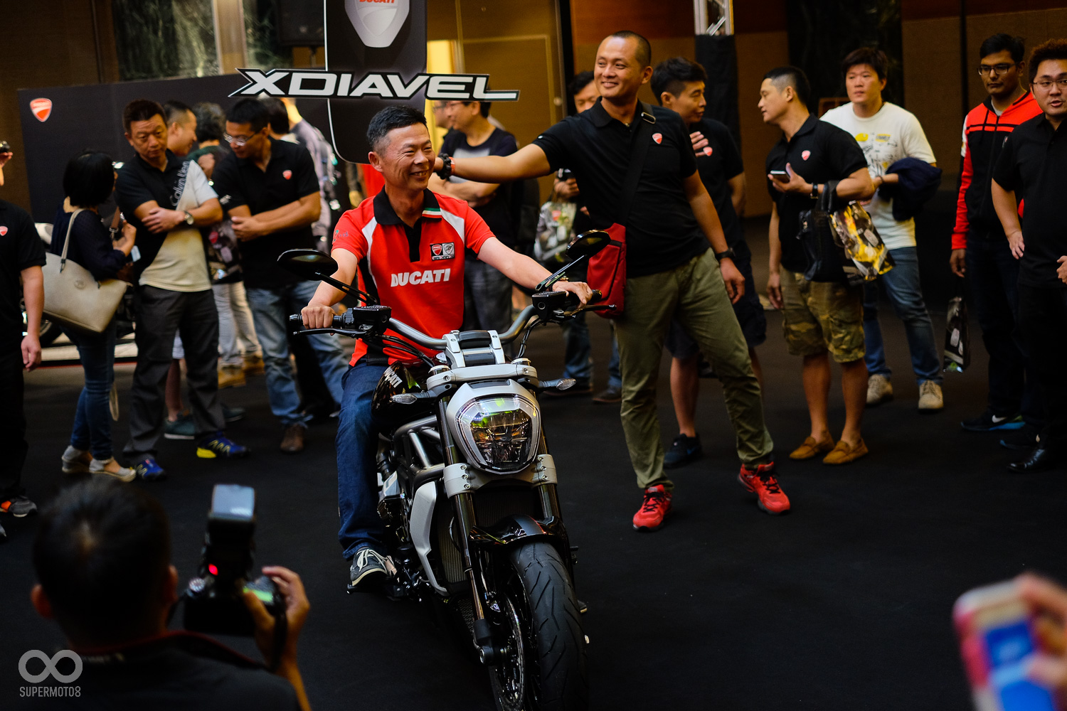 由於晚間開放一般民眾入場參觀,許多Ducati車主與粉絲前來試跨XDiavel