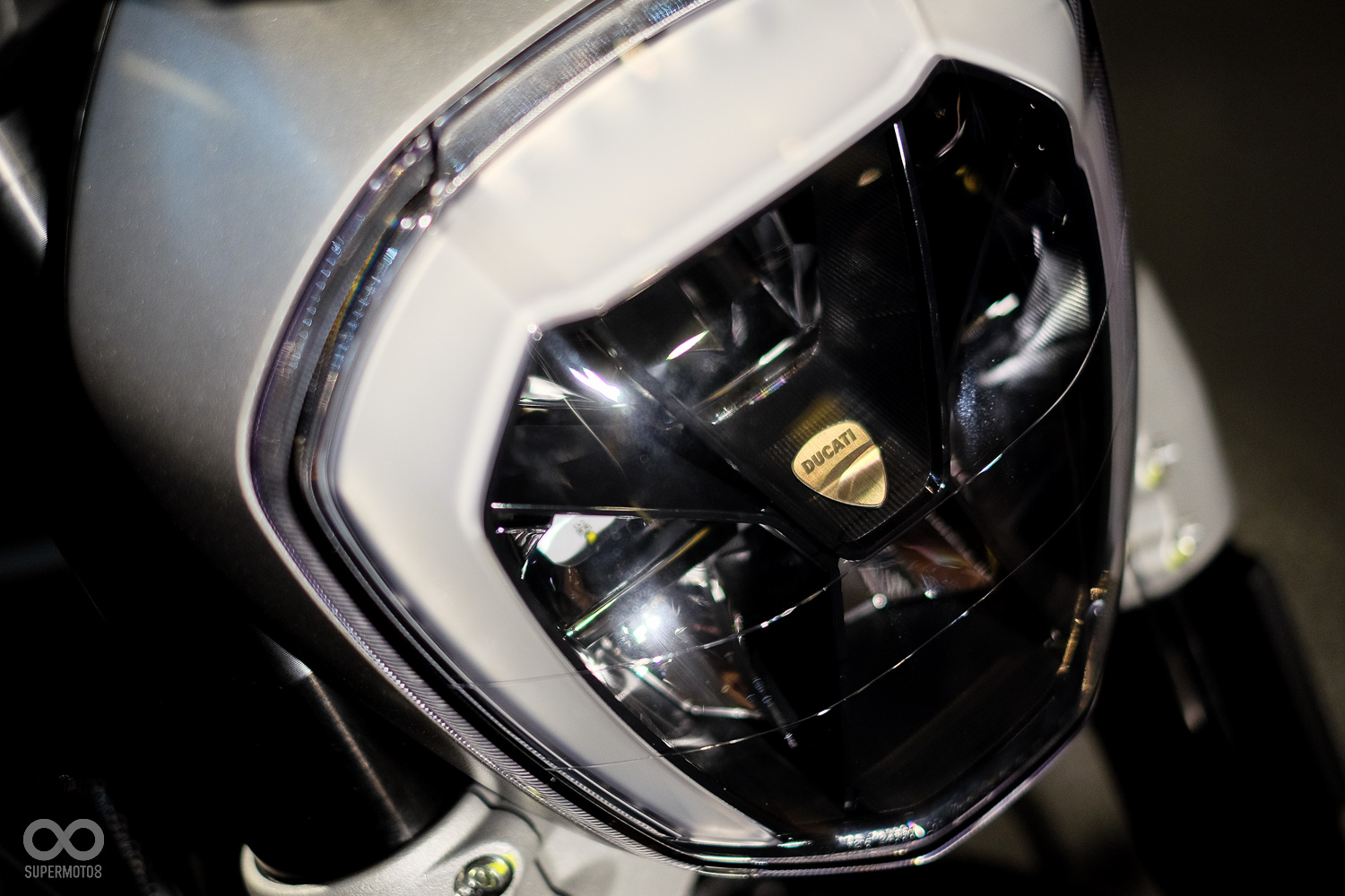 大燈的外圍由LED導光條圍繞,中間遮光罩上頭還有廠徽,設計非常的細膩