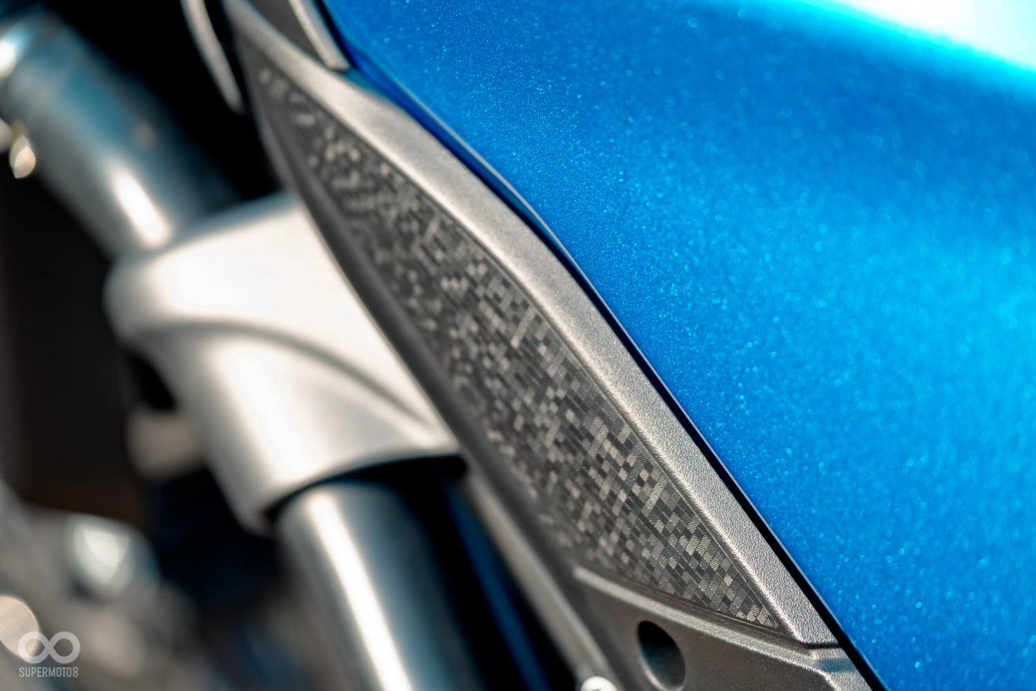 油箱兩旁的塑料飾蓋,多層次的壓花讓塑膠件的廉價感煙消雲散