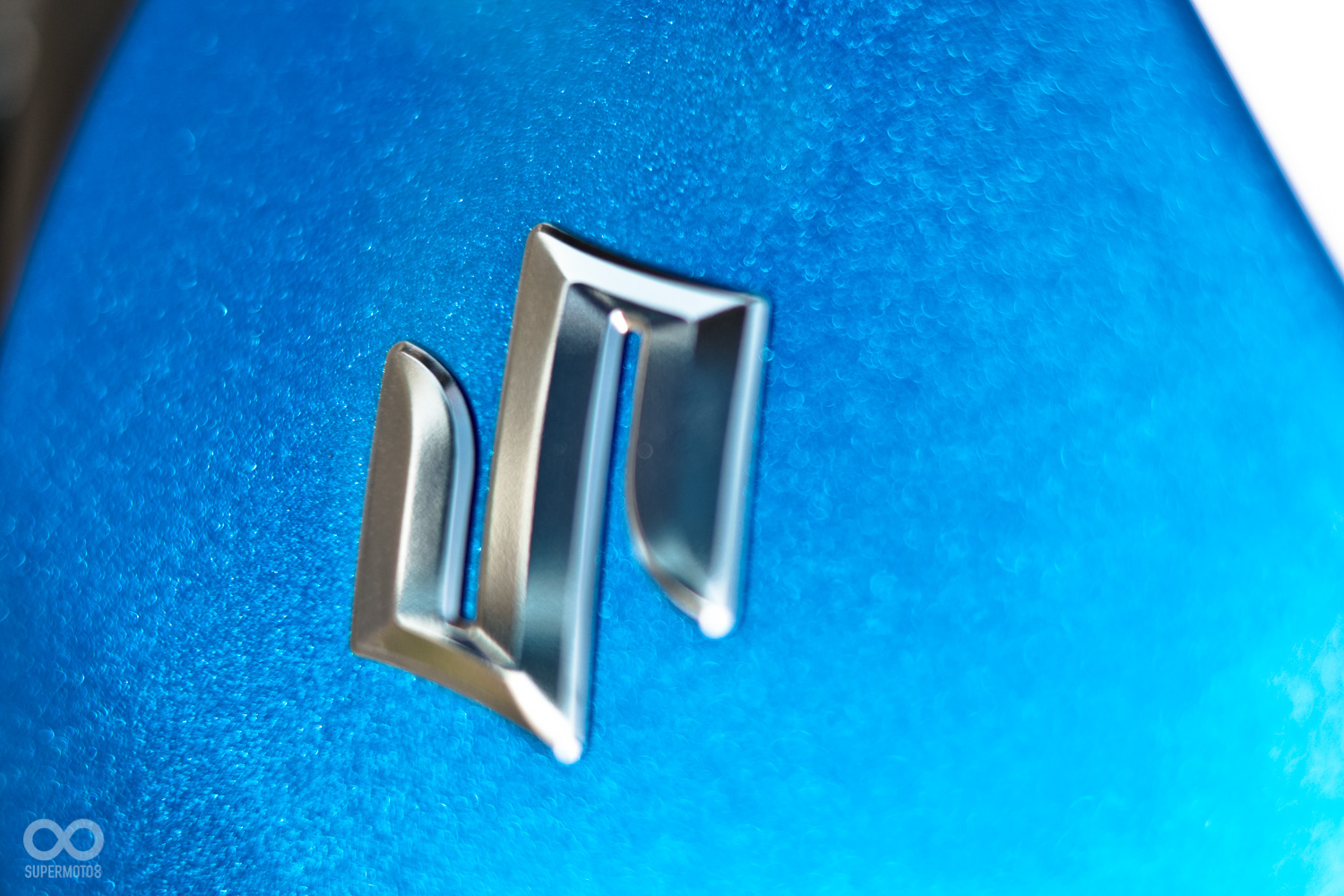 油箱的造型非常的優美而且好夾,左右兩側各有一枚廠徽的立體貼紙,更增添了依些層次