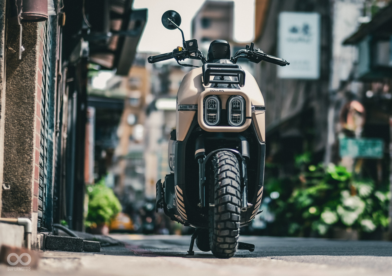 換上12吋巧克力胎後,車頭視覺壯碩不少