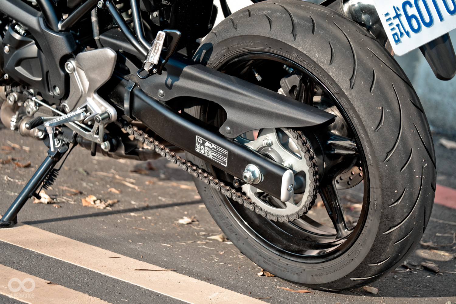 搖臂並不是傳統的方管,上下兩端以圓角收成弧形,造型相當特別