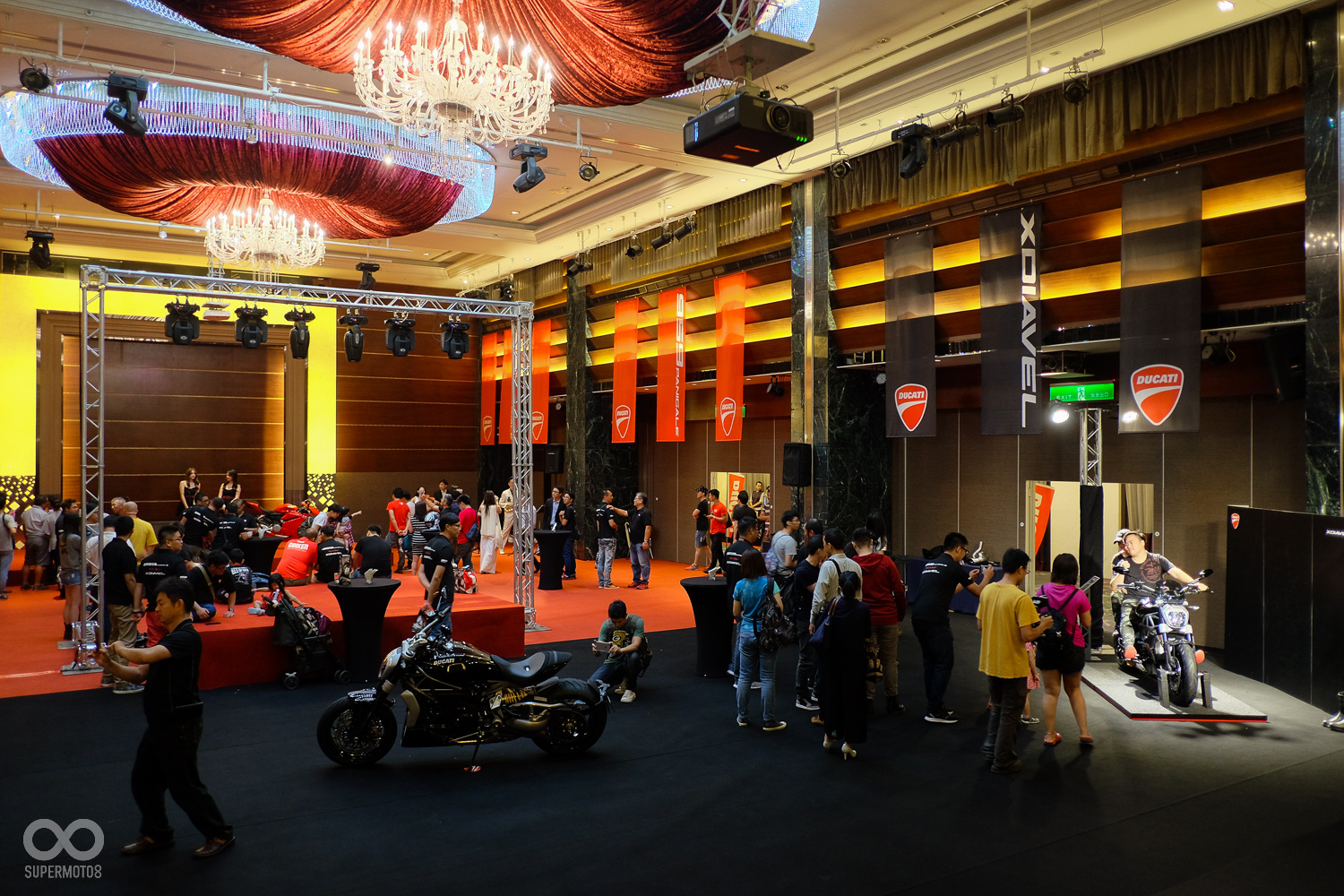 少見的雙色雙舞台發表會場