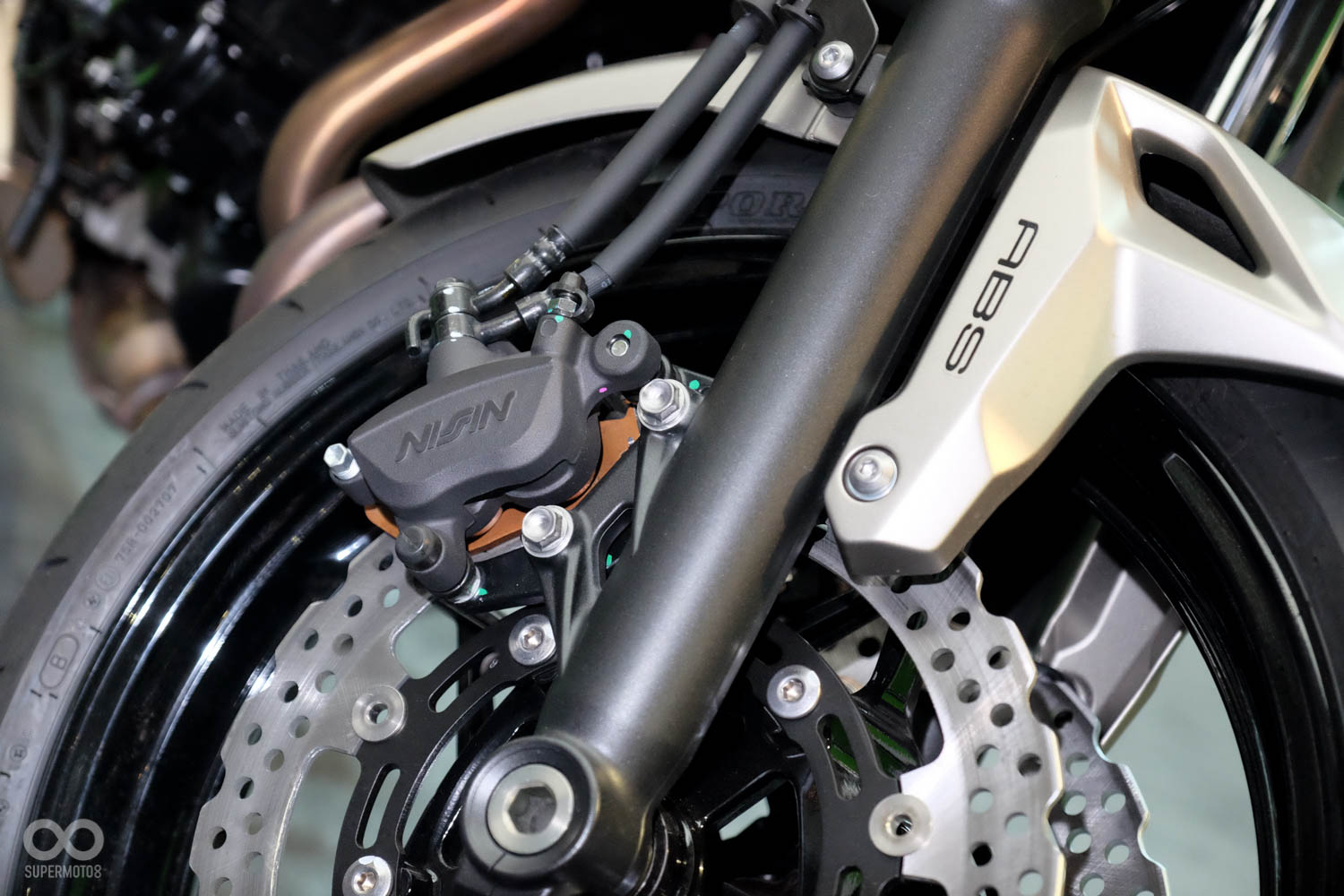 前制動維持單向霜活塞卡鉗配置，但多ABS防鎖死煞車加持