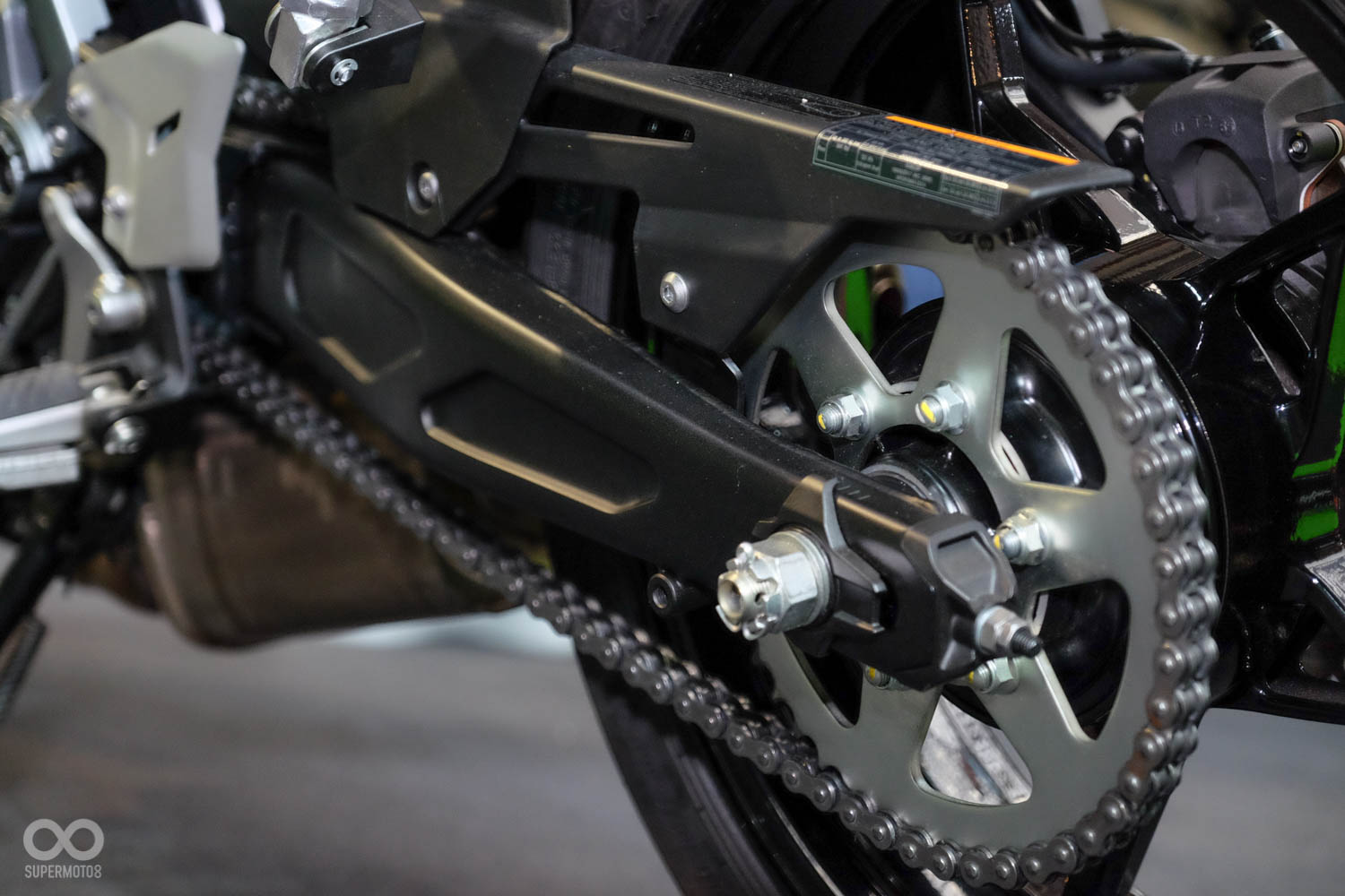 搖臂也是全新設計，捨棄鋼管搖臂，改由重量更為輕巧的鋁合金搖臂，造型上也更加動感年輕