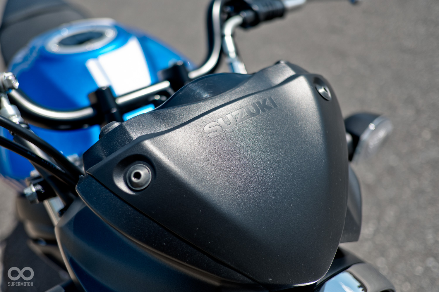 小風鏡上壓有SUZUKI字樣壓花