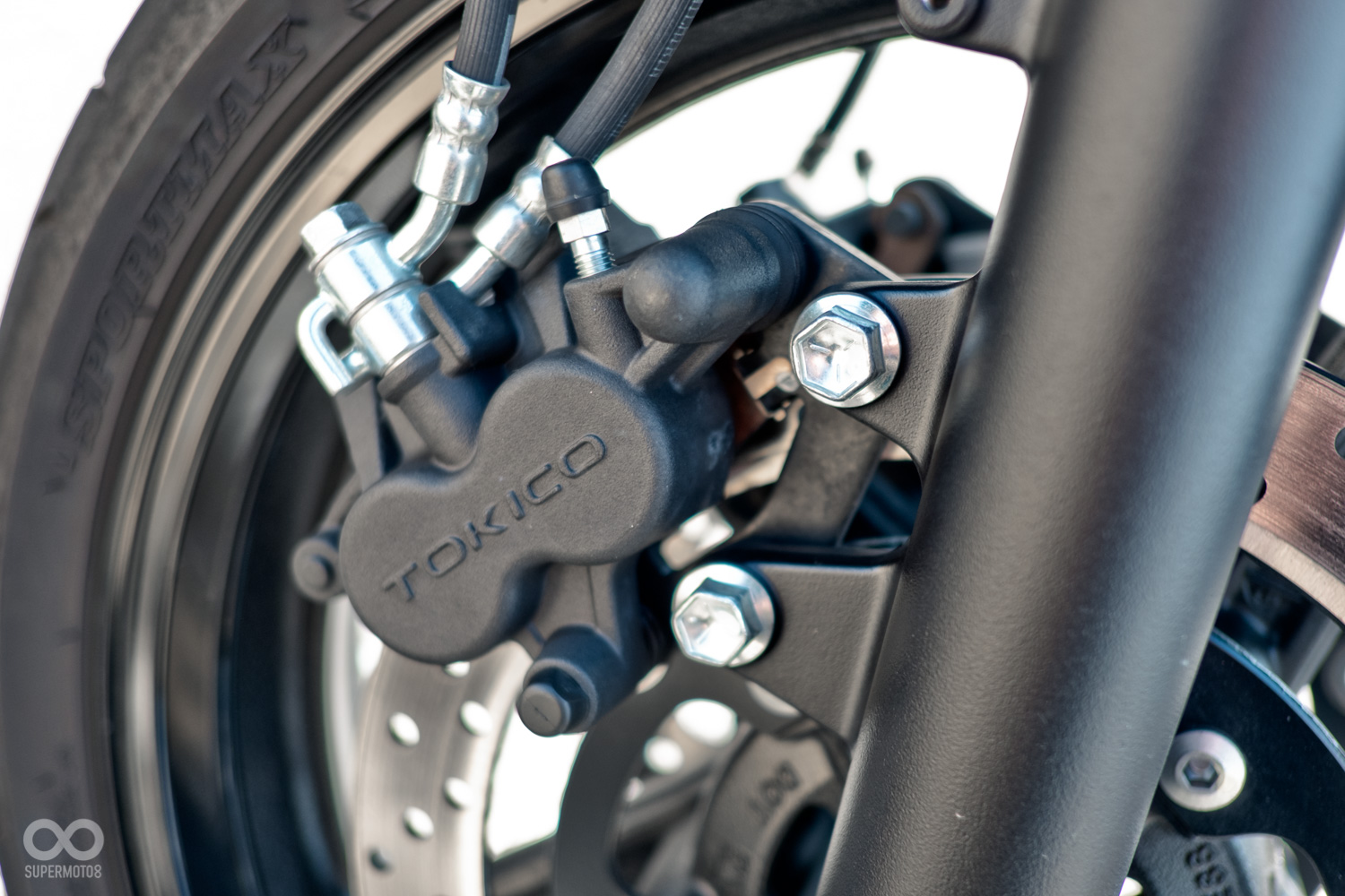 前置動以290mm浮動碟搭配Tokico的單向雙活塞卡鉗