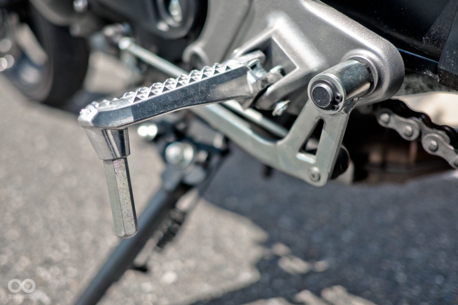 傾角極限深的驚人,激烈操駕下居然就只有這麼點擦傷