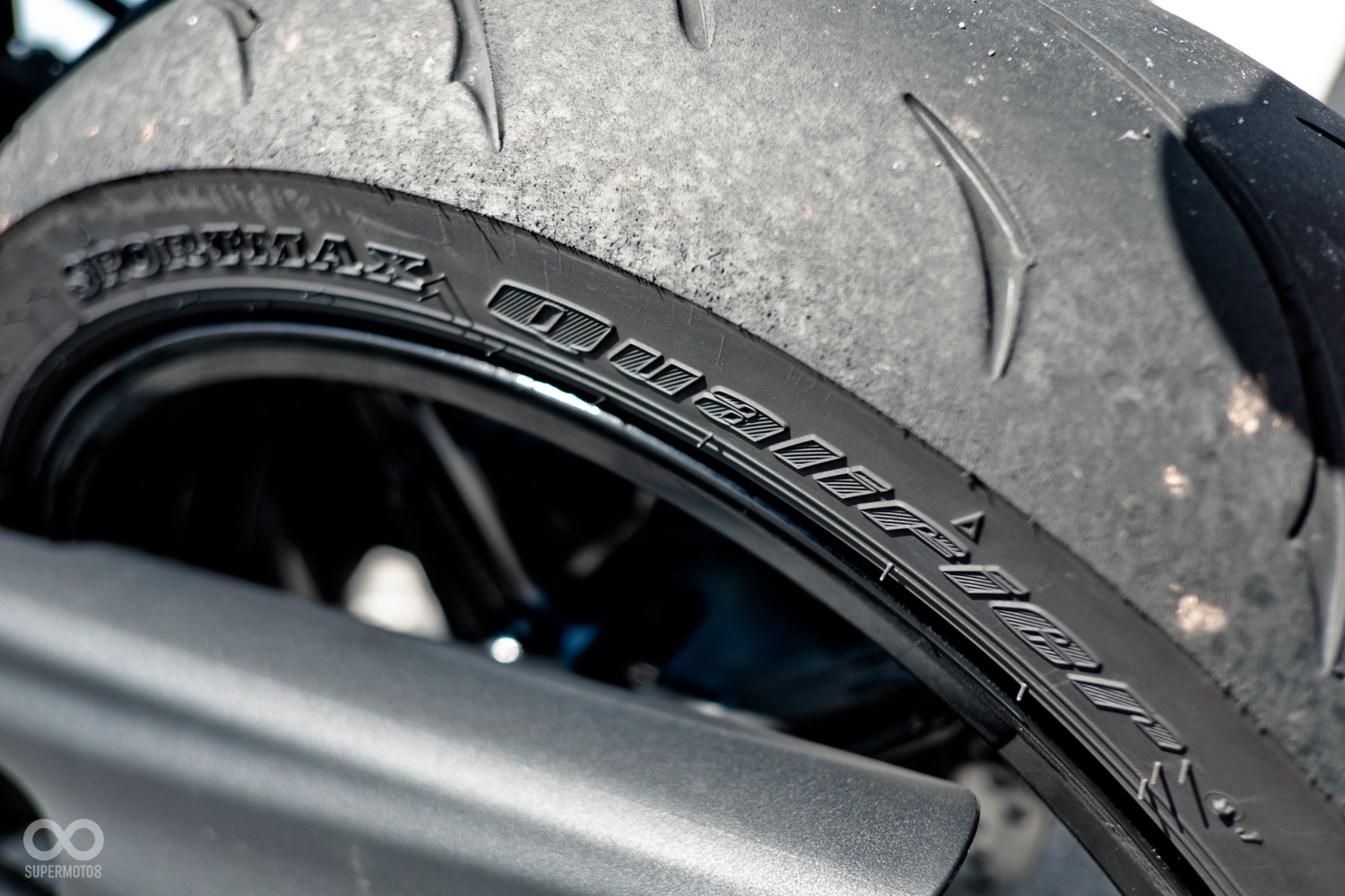 車體的傾角還沒到,輪胎就已經先宣布投降