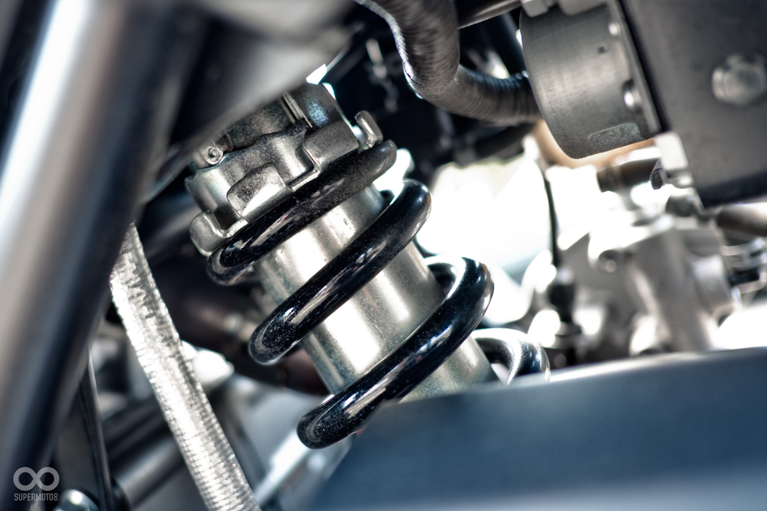 後懸吊為中置單槍多連桿設計,並搭配七段阻尼可調避震器