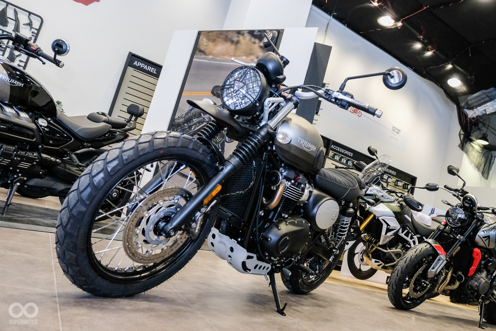 前土除因應越野設定,改為較高鳥嘴設定;頭燈可見到護網保護;銀色金屬下護板,與一般車型呈現方式不同