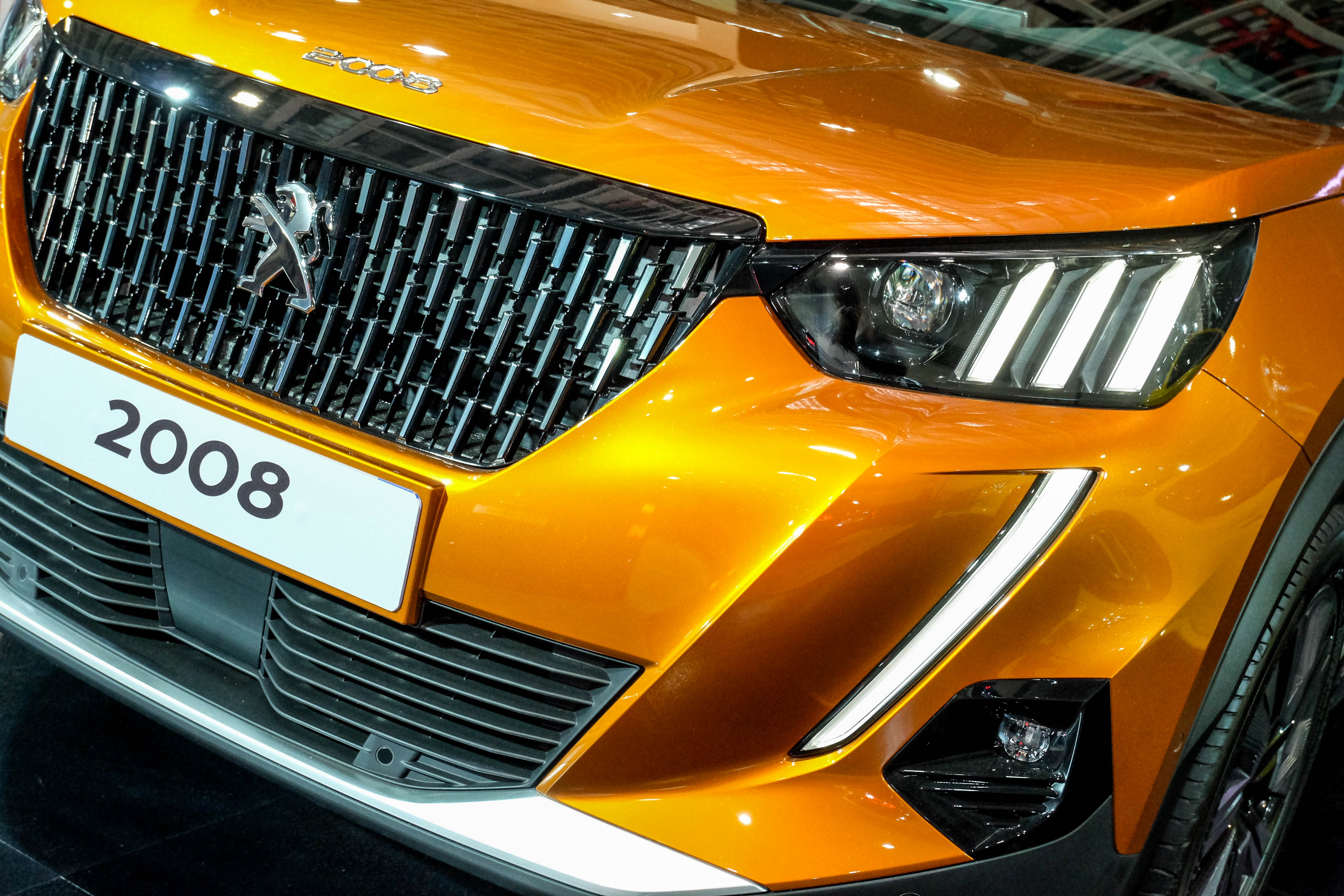 2008外觀採用和208相同的設計風格,一致的外觀視覺設計,看起來都相當霸氣