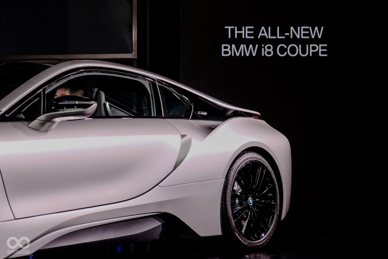 i8車側有著流線的線條