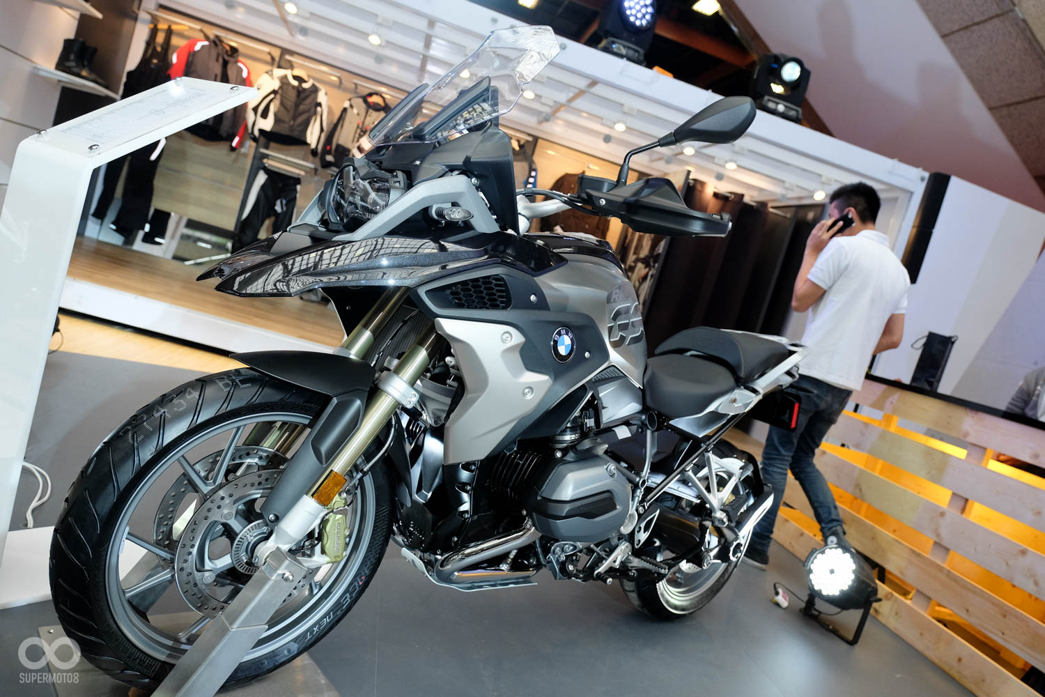 2017年式的R 1200 GS換上新世代的水冷引擎,排放更環保,搭配上完善的電控系統,讓所有騎士都能安全的駕馭,Exclusive版的售價為106.9萬