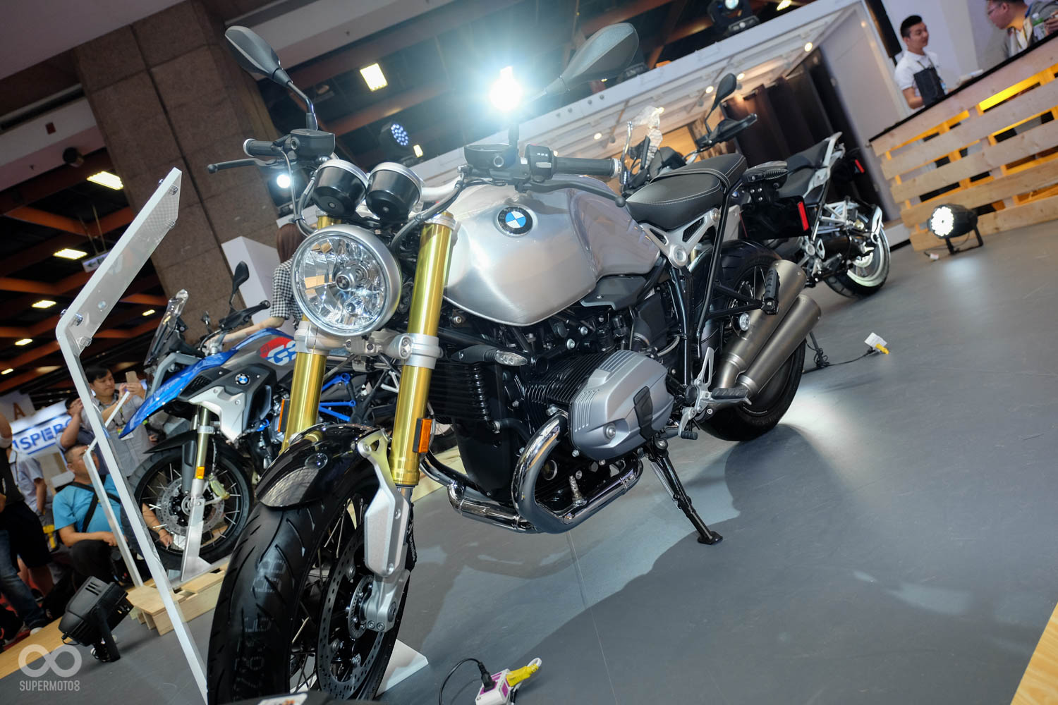 2017年式的R nineT前叉升級為預載阻尼可調,並且全車系標配ABS系統,售價為88.9萬