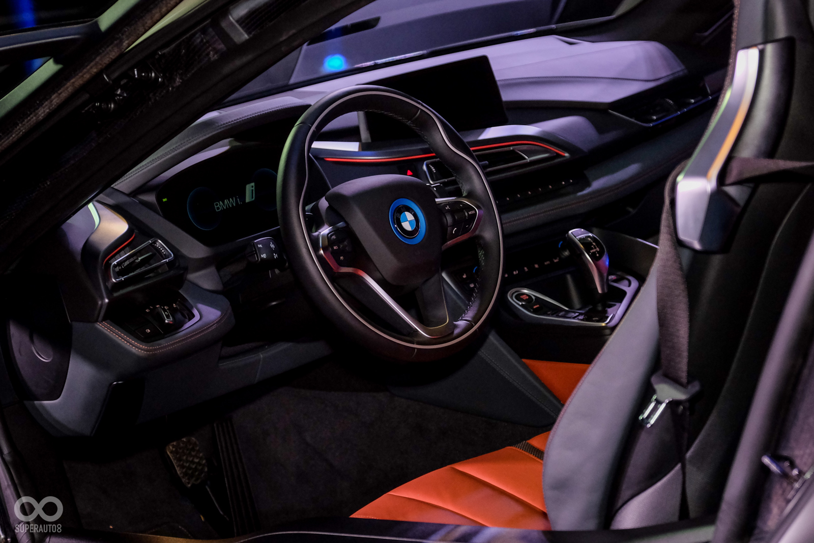 車艙佈局同樣充滿未來感，呼應i8前衛的車輛外觀