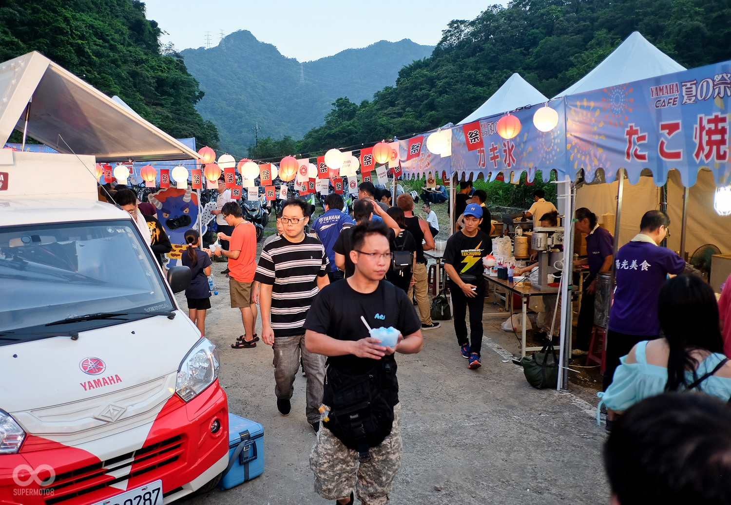 夕陽漸漸西下,在日式燈籠佈置下,現場氣氛越來越熱鬧