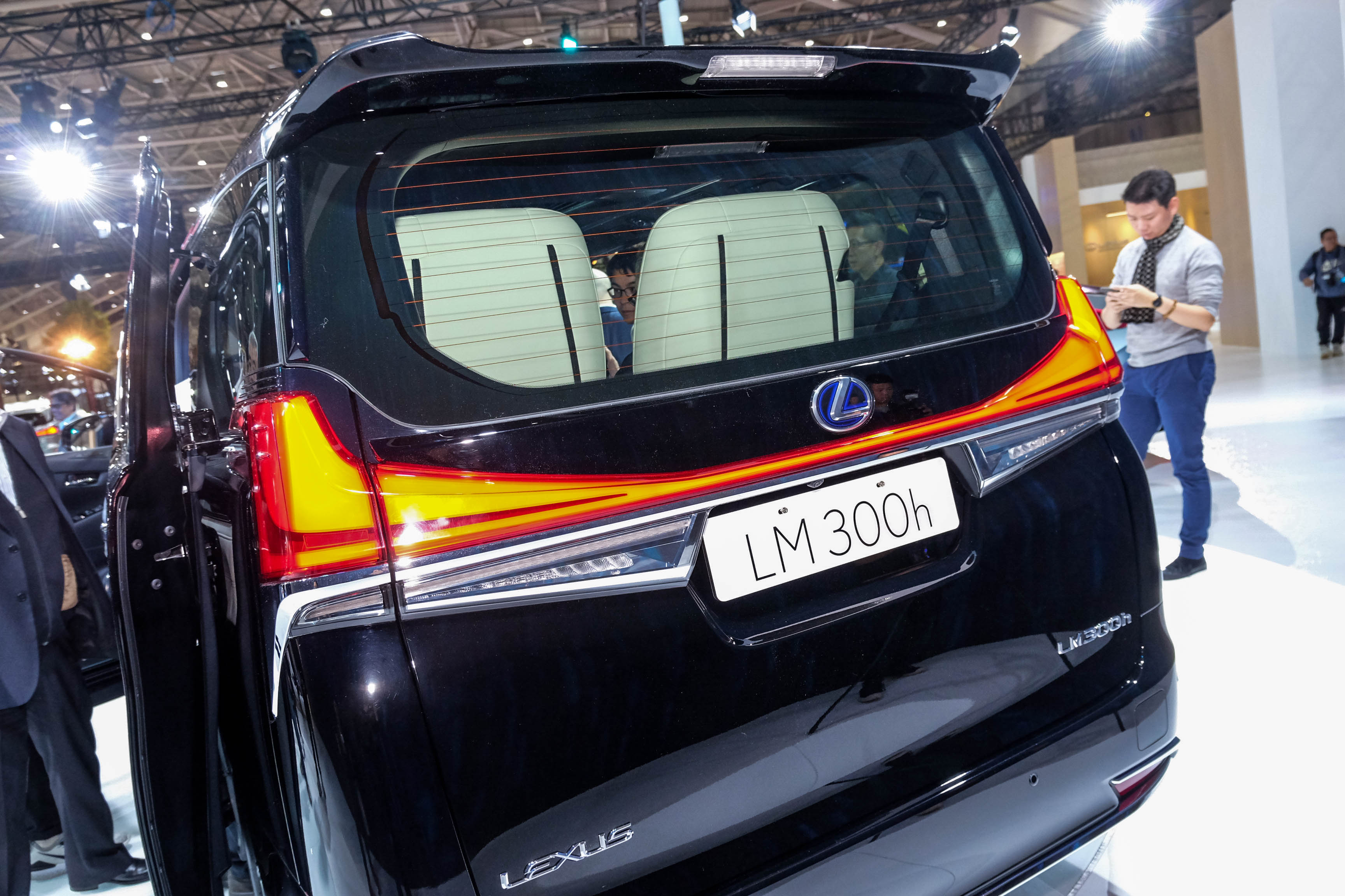 尾燈造型則是延續自家車款UX的一體式設計