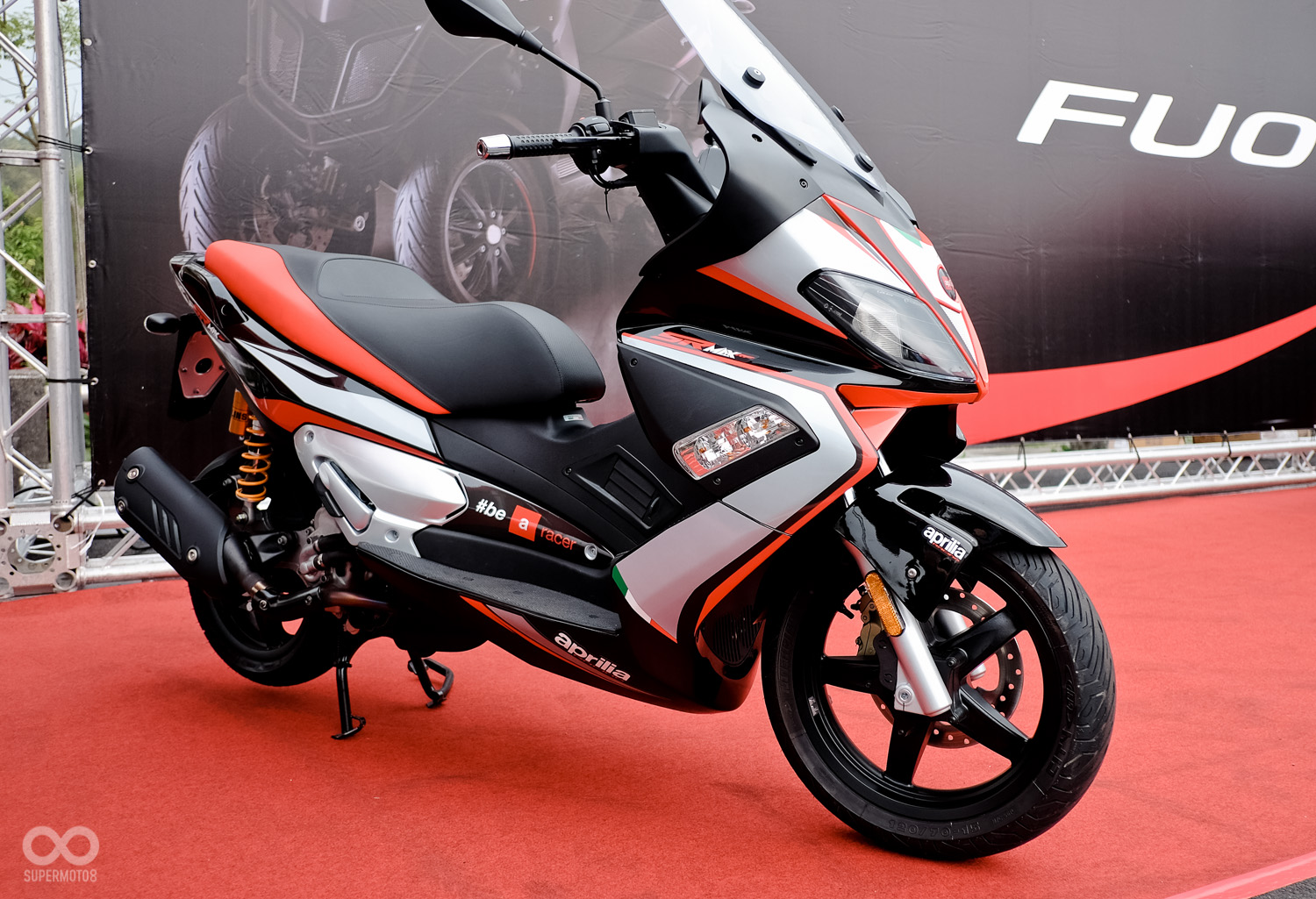 定價238,000,頂著Aprilia經典賽車塗裝,Brembo 對四卡鉗與Ohlins 後避震的Aprilia SRMAX RF 300為會場上另一個亮點