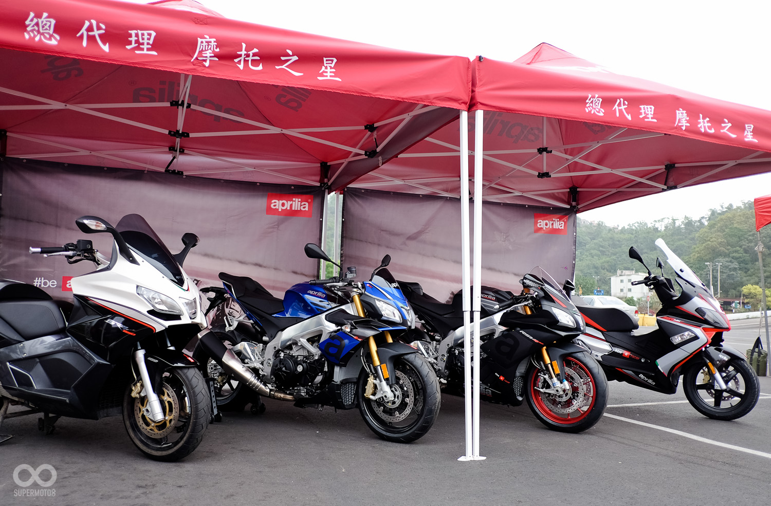 現場也展示了其他四輛熱門車款,包含 SRV850 / Tuono V4 1100 / RSV4 RR Race Pack 以及 SRMAX RF 300