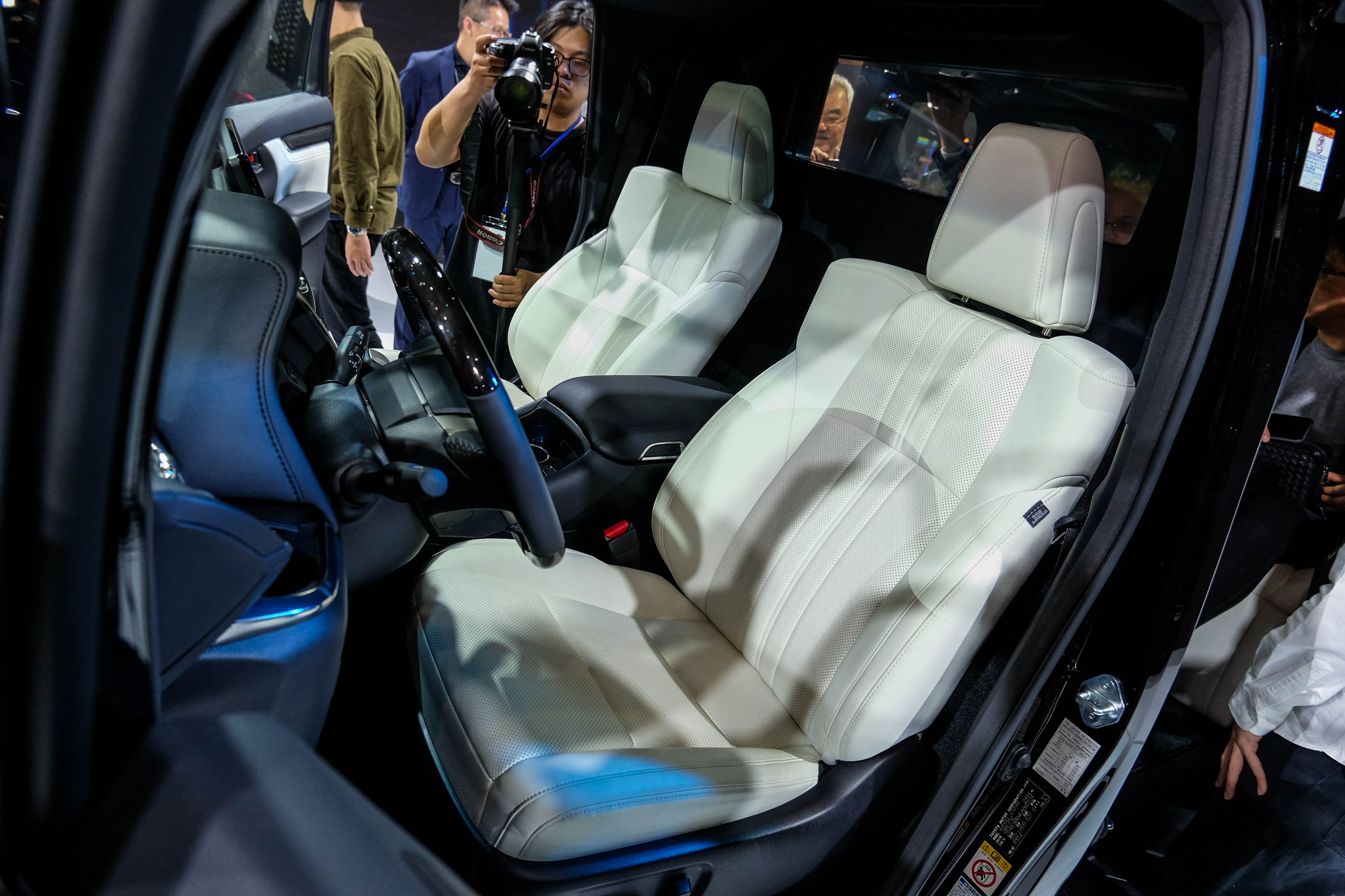 儘管是主打四人座的豪華設定，不過前座腿部空間仍然相當充裕